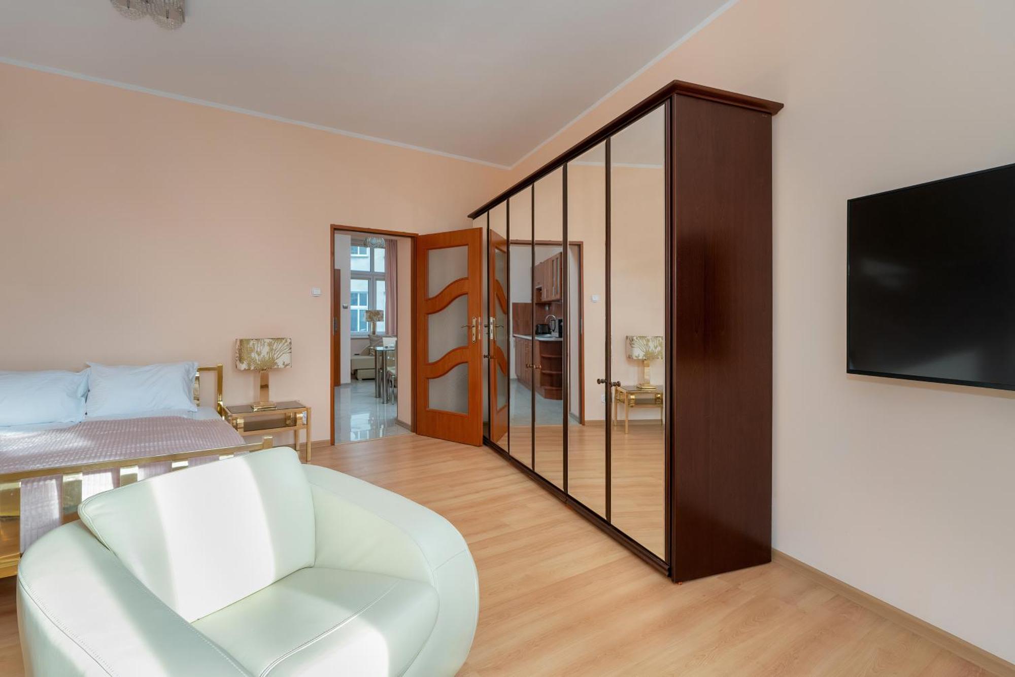 Elegant Swiety Marcin By Renters * Poznań